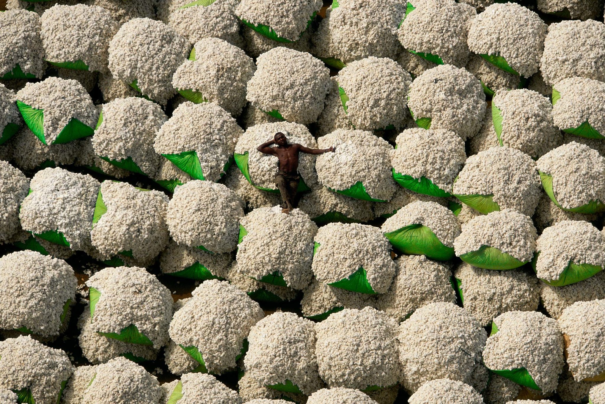 Тюк хлопка. Yann Arthus-Bertrand. Янн Артюс Бертран фотограф.